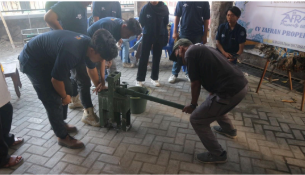 Praktek Pembuatan Paving pada FGD 2 dengan  warga Tambak Wedi