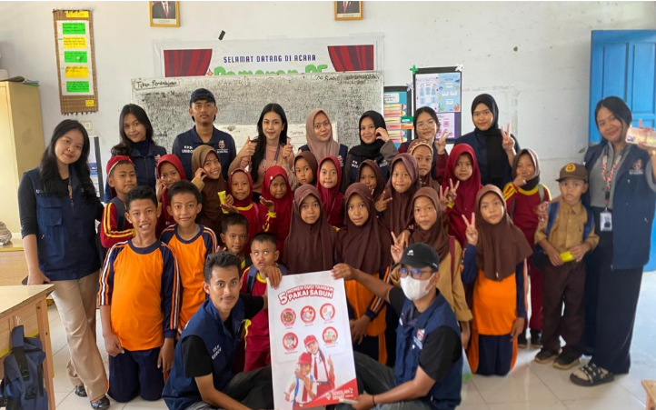 Sosialisasi PHBS dan Pengadaan Poster Bersama SDN 42 Cambayya
